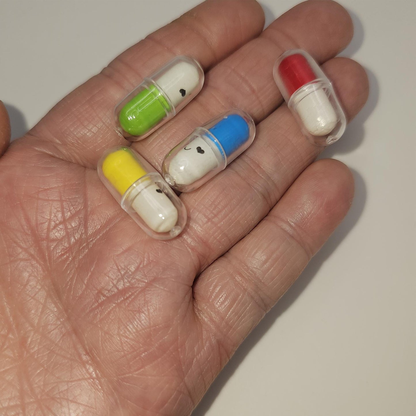 Half Color Plastic Pills Capsule Smiling Face 10/30/50 #CAB205