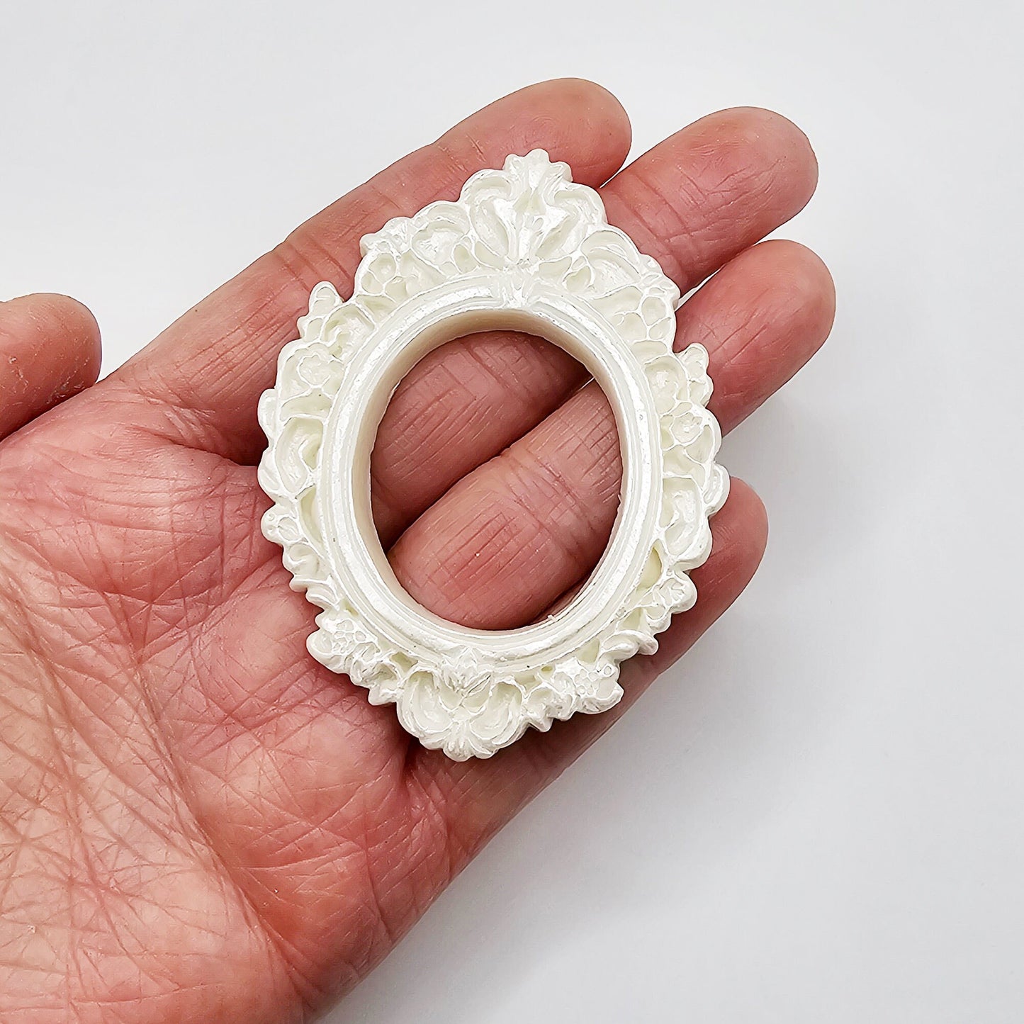 2 Pcs Shimmer White Oval Flatback Resin Cameo Frame Charm Cabochons #CAB017